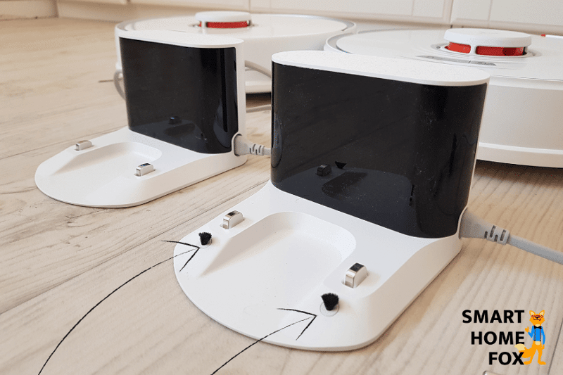 Щетки для чистки на зарядной станции Roborock S7 крупным планом.
